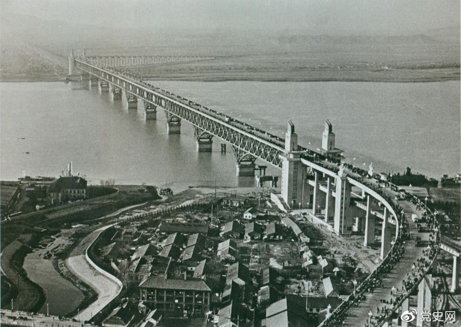 1968年12月29日， 南京長江大橋全面建成通車。這是當(dāng)時中國自行設(shè)計建造的最大的鐵路、公路兩用橋。